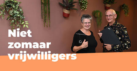 Vrijwilligers met iPad en laptop