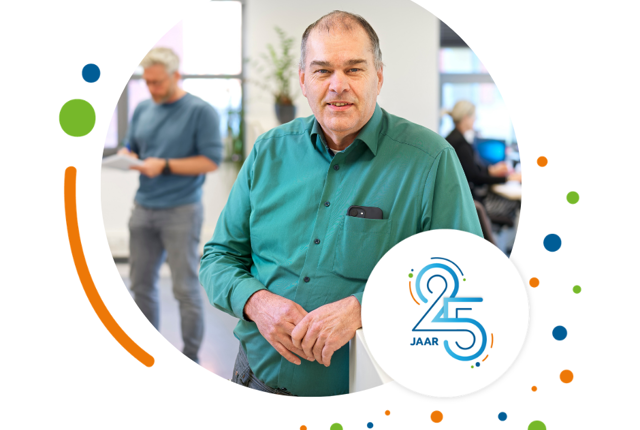 Eric Toonen, manager facilitaire dienst, staand bij een kast