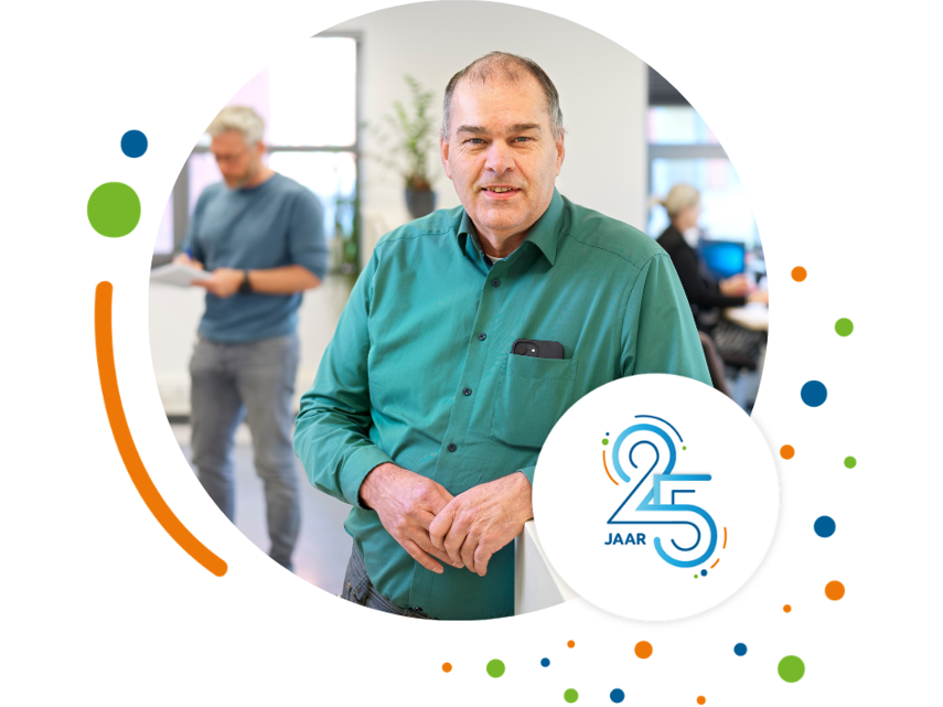 Eric Toonen, manager facilitaire dienst, staand bij een kast