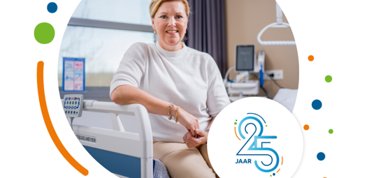 Marieke Cox , vrijwilliger zitten op ziekenhuisbed