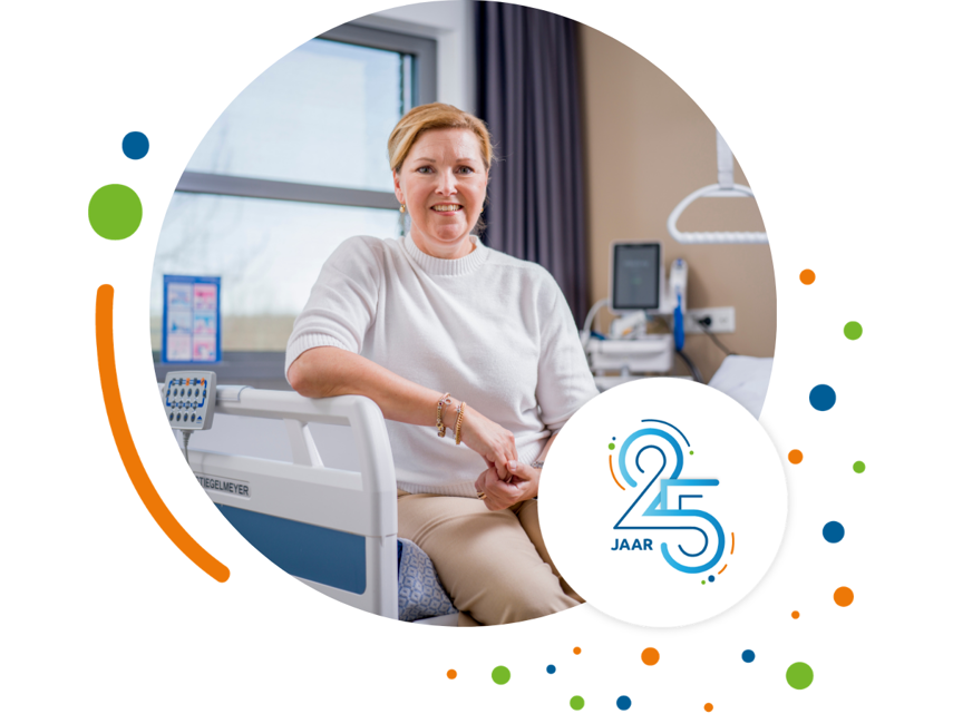 Marieke Cox , vrijwilliger zitten op ziekenhuisbed