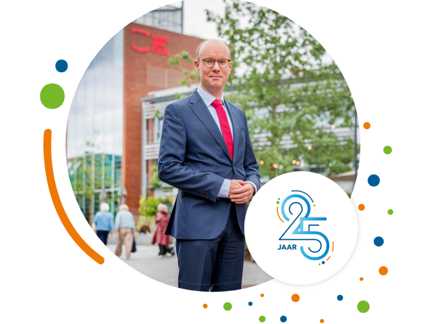 Wethouder Joost Hendriks poseert voor het gemeentehuis van Land van Cuijk