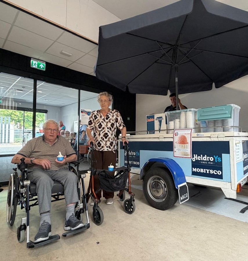 Twee bewoners Op 't Hoogveld (man en vrouw) bij de ijskraam