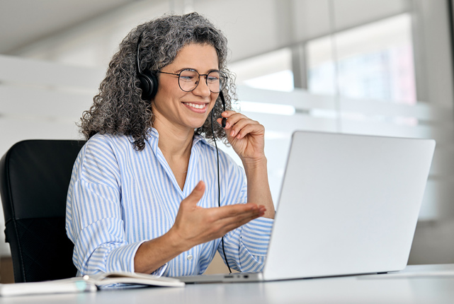 Callcenter medewerker aan de telefoon