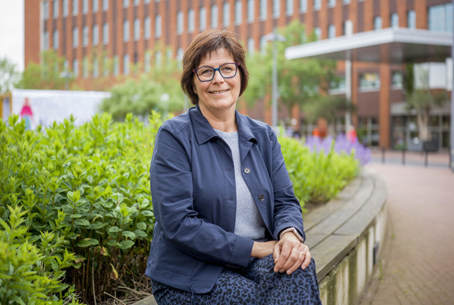 Conny Goertz buiten op een bankje