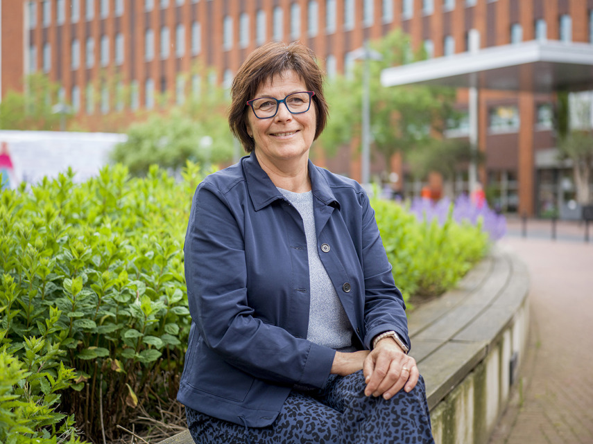 Conny Goertz buiten op een bankje
