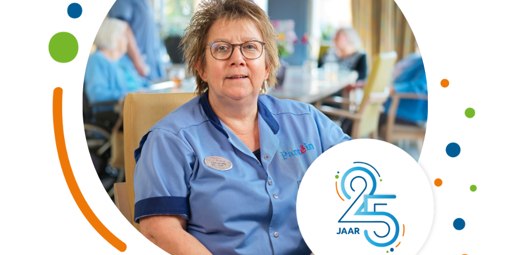 Elise Van Wijk, verzorgende, zittend aan tafel