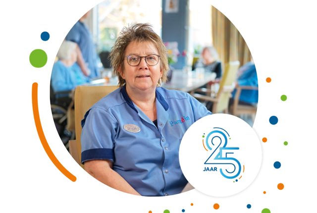 Elise Van Wijk, verzorgende, zittend aan tafel