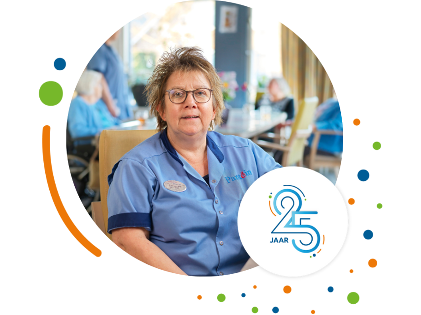 Elise Van Wijk, verzorgende, zittend aan tafel