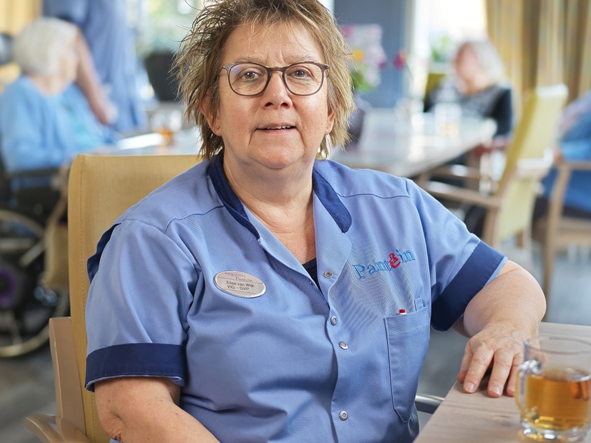 Elise Van Wijk, verzorgende, zittend aan tafel
