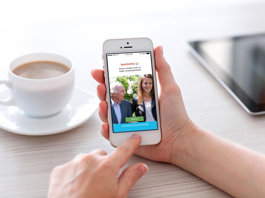 Afbeelding van mobiele telefoon met BeterDichtbij app open