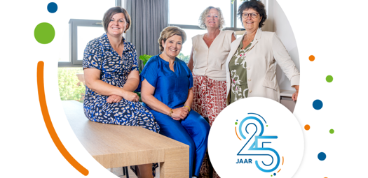 Drie jubilarissen met Pauline Terwijn poserend