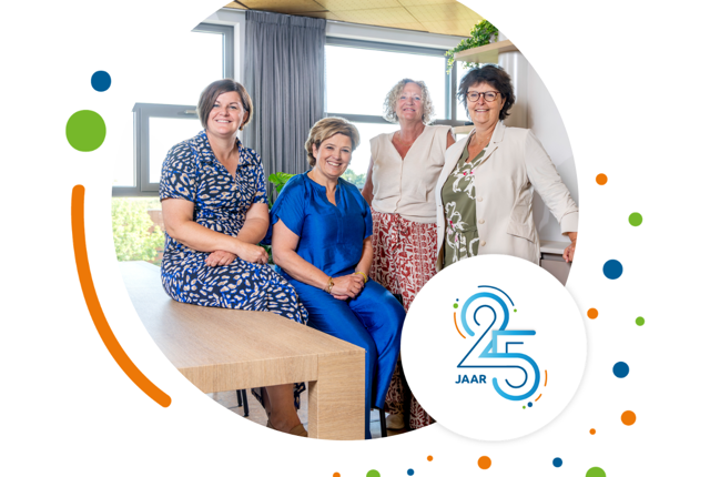 Drie jubilarissen met Pauline Terwijn poserend