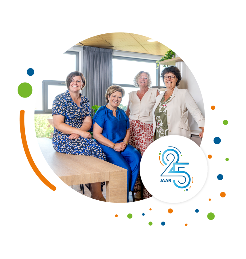 Drie jubilarissen met Pauline Terwijn poserend