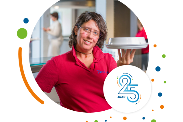 Jolanda van Lieshout poseert met een maaltijd in haar hand