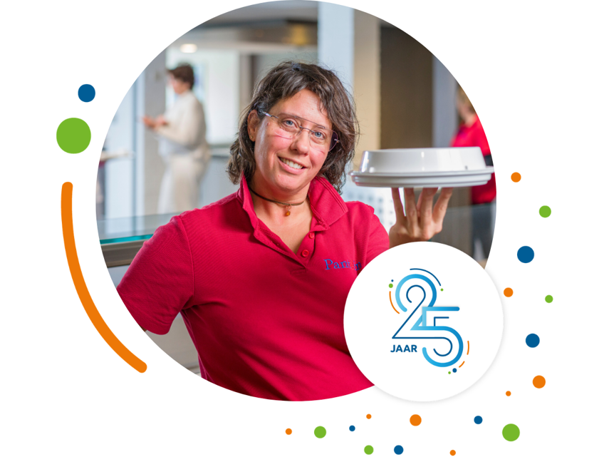 Jolanda van Lieshout poseert met een maaltijd in haar hand